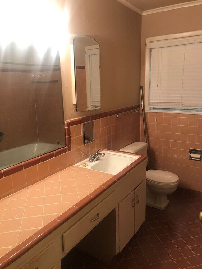 Building Photo - **GREAT HOME IN COUNTRY CLUB HILLS**