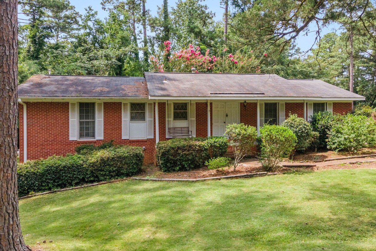 Primary Photo - Charming Home located off of Sanders Court!!