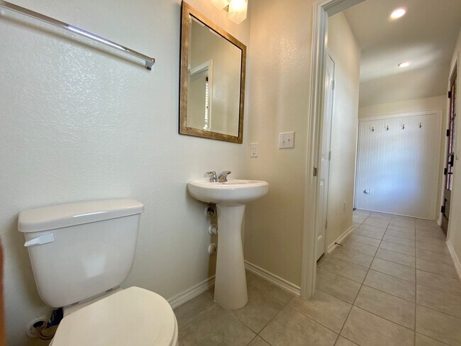 Building Photo - Beautiful 4-bed / 2.5-bath 2-Story in Sout...
