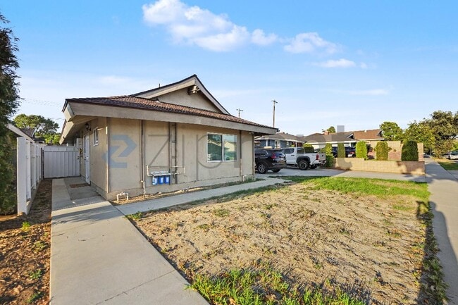 Building Photo - Unit A