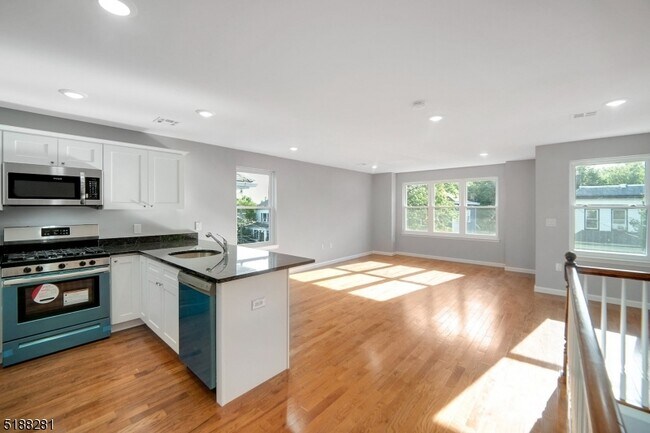 Building Photo - 12 Whittier Pl