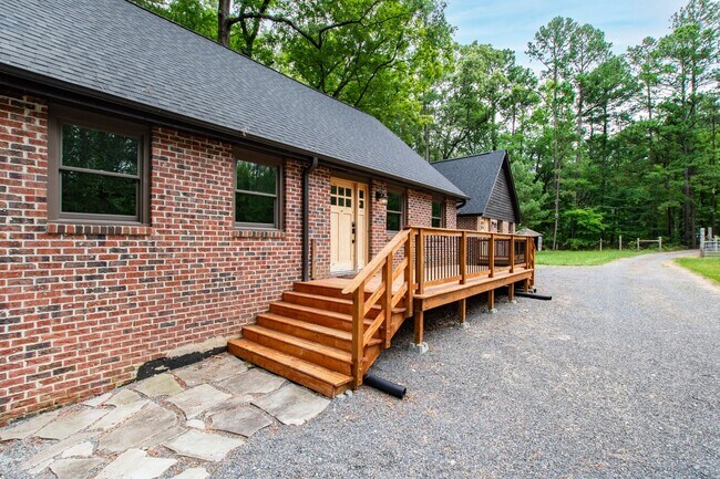 Building Photo - Homestead Sweet Homestead! Spacious 4 bedr...