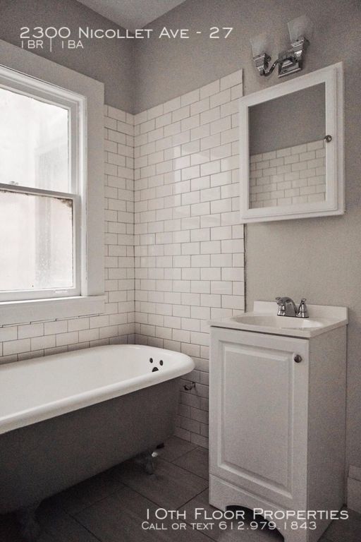 Building Photo - Corner One Bedroom + Den! Available 9/1!