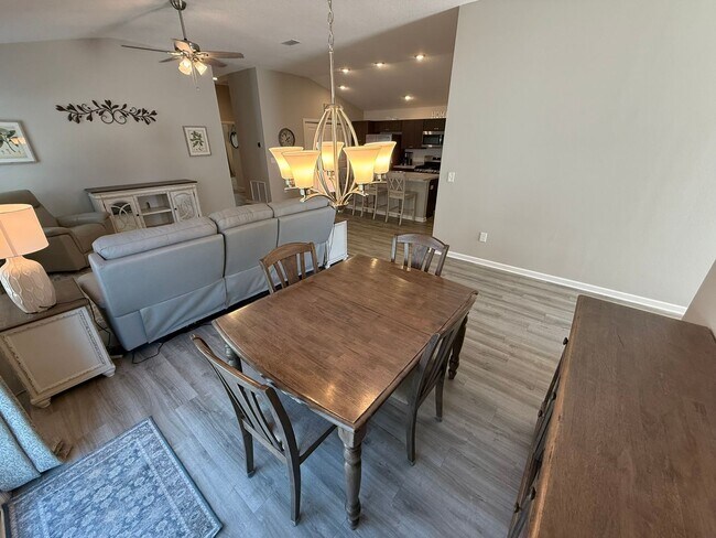 Foto del edificio - Fully Furnished, 3 Bed, 2 Bath, Turnkey ANNUAL Lease in the Village of Lake Denham