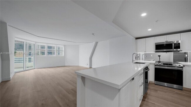 Foto del edificio - 555 NE 34th St