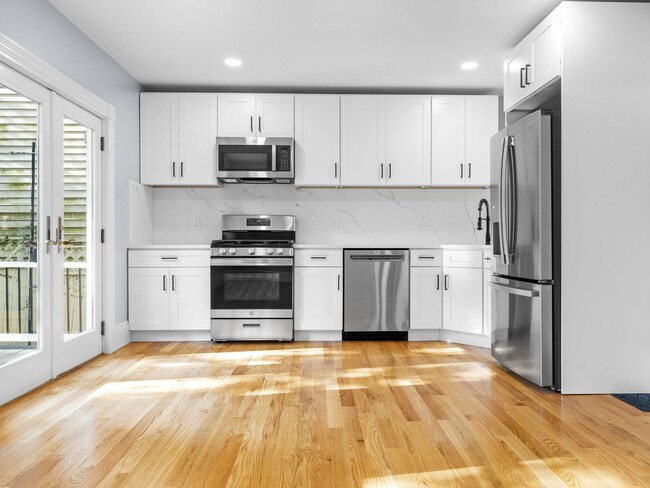 Building Photo - Nicely renovated 3 bed near the Red Line i...