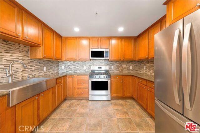 Foto principal - 6800 Corbin Ave