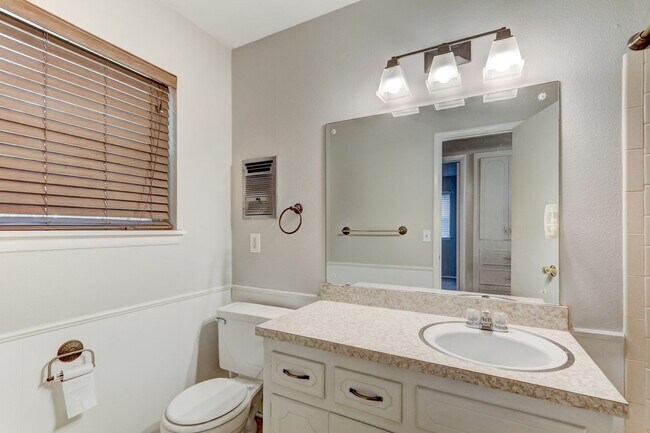 Building Photo - 3 Bed 1.5 Bath in Midwest City!