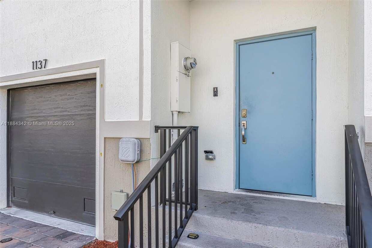 Primary Photo - 1137 SW 7th Ct