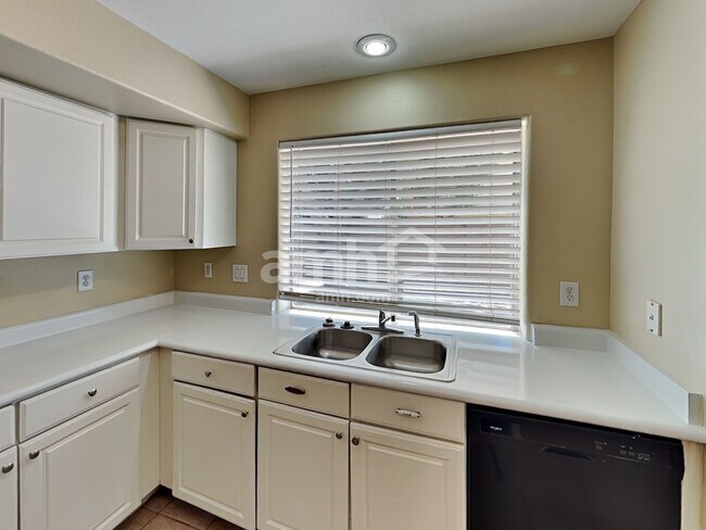 Foto del edificio - 12883 W Cambridge Ave