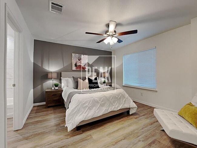 Building Photo - $1599! 3 Bed/2.5 Bath Townhome!