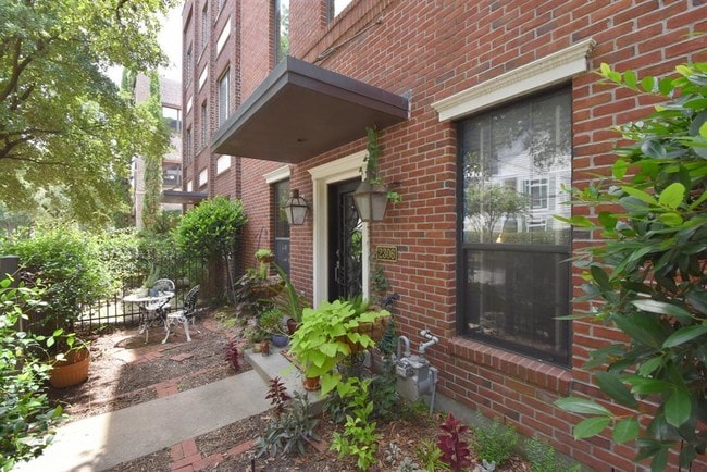 Building Photo - 2306 Waugh Dr