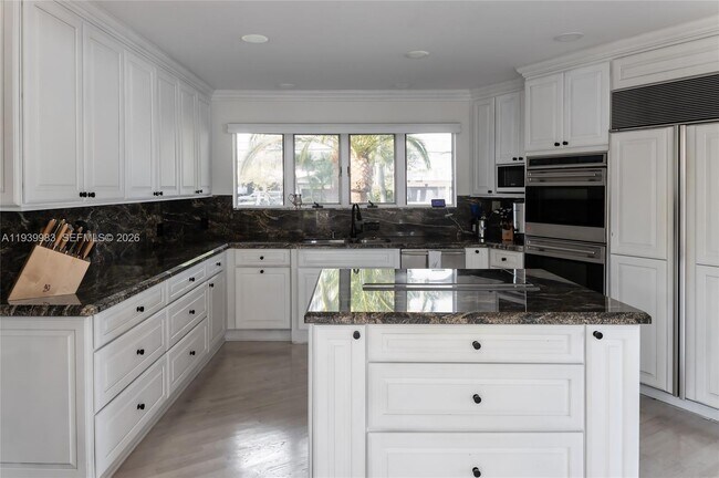 Building Photo - 950 S Southlake Dr
