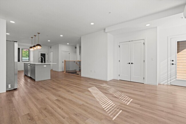 Foto del edificio - Beautiful 2-Bed/2.5 Bath Townhome in Downt...