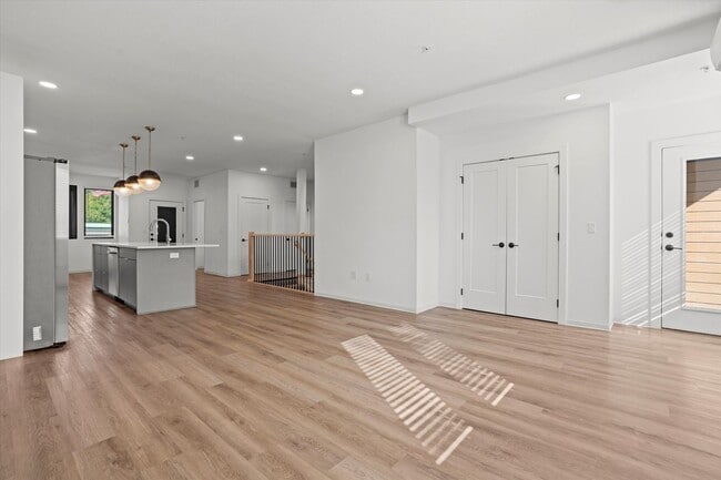 Building Photo - Beautiful 2-Bed/2.5 Bath Townhome in Downt...