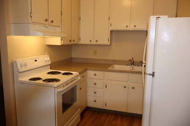 Building Photo - Charming Garden-Level Condo in the Heart o...
