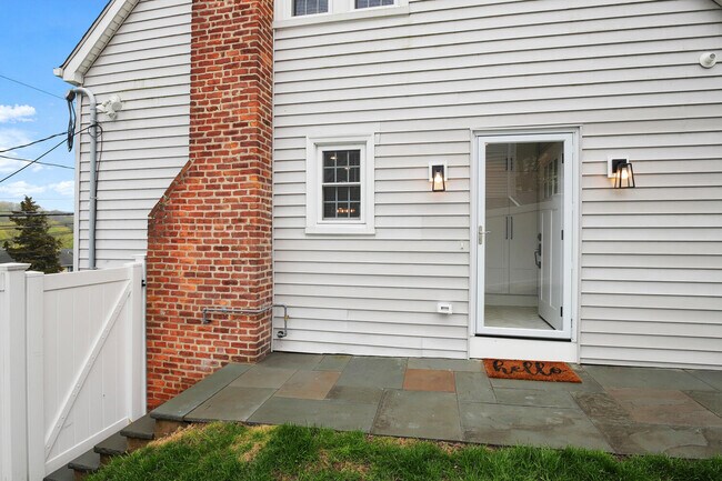 Building Photo - 24 Nicholas Ave