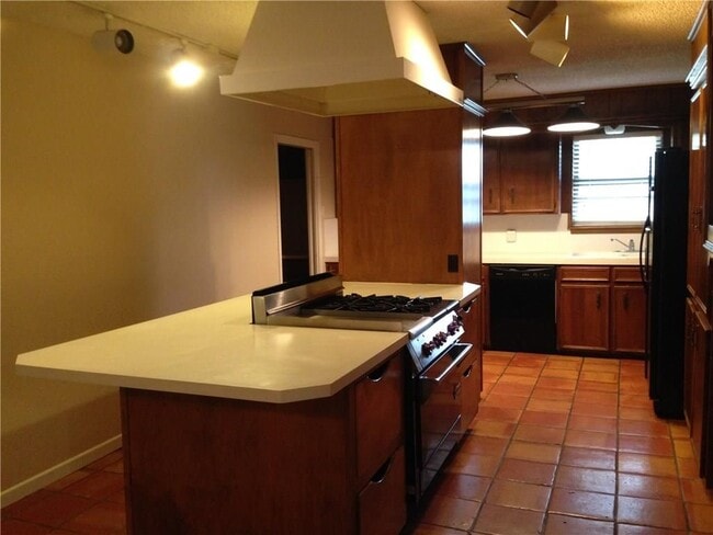 Building Photo - 6333 Twin Oaks Dr