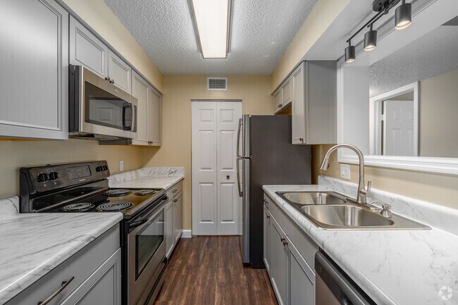 2 habitaciones, 1.5 baños - 1,000 pies cuadrados - Cocina - Royal Oaks Apartments