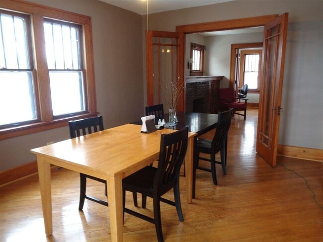 Dining room - 715 E Market St