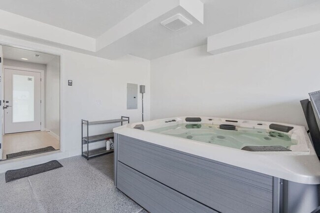 Foto del edificio - 6831 Silver Creek Dr