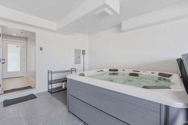 Building Photo - 6831 Silver Creek Dr