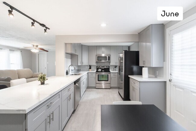 Foto del edificio - ROOM ONLY in 3-bed/2.0-bath Home