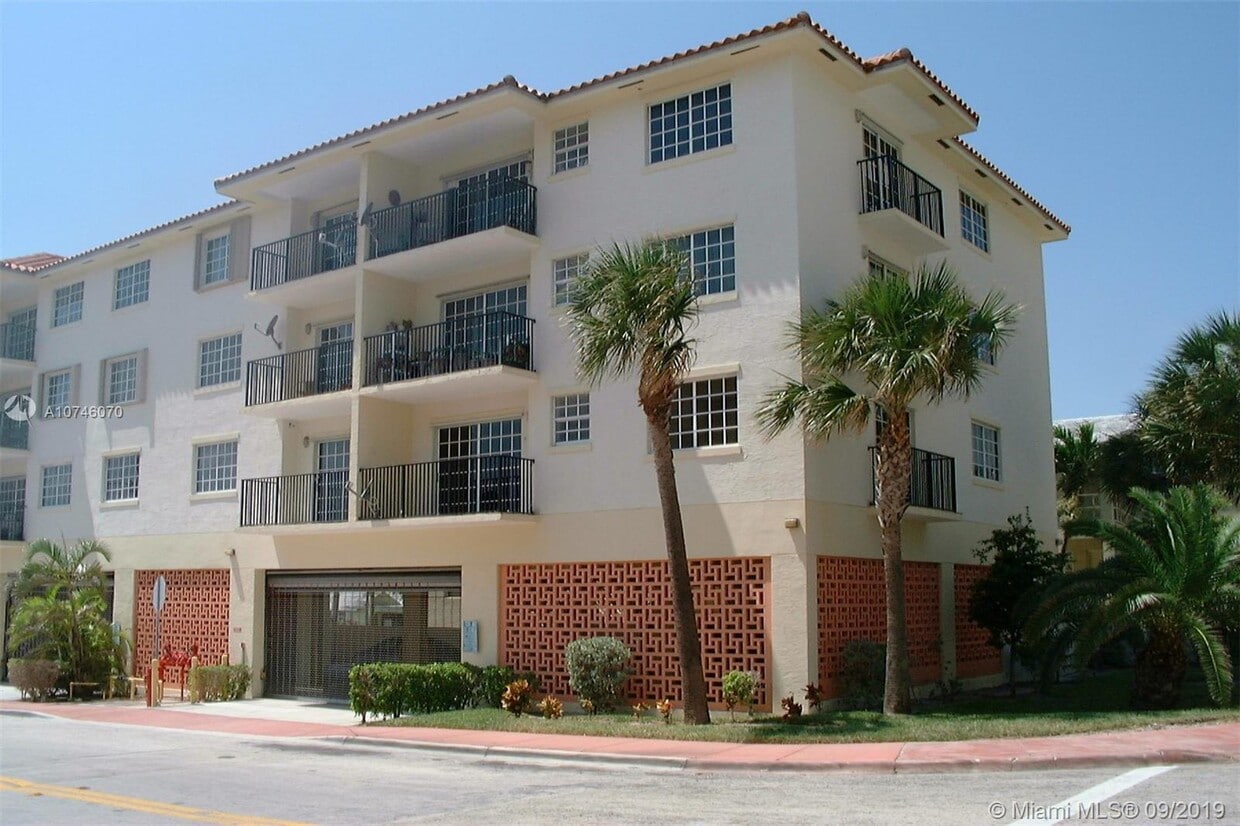 Primary Photo - 8900 Collins Ave