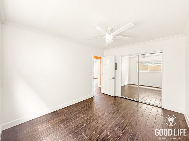 Foto del edificio - Coastal 2BR Unit in Pacific Beach with Parking & On-Site Amenities