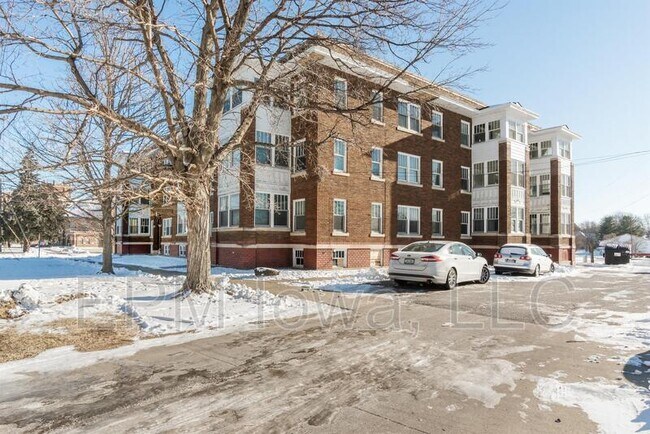 Building Photo - 610 Wellington Ct