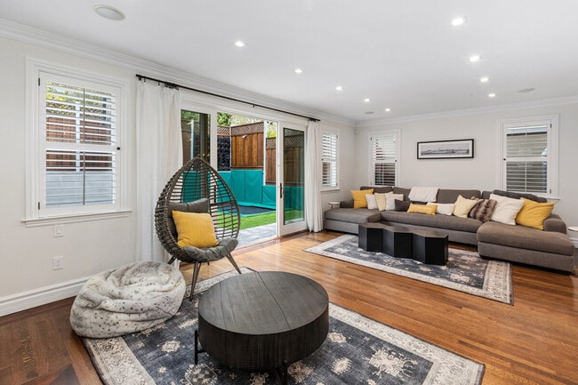 Foto del edificio - 180 Dorantes Ave