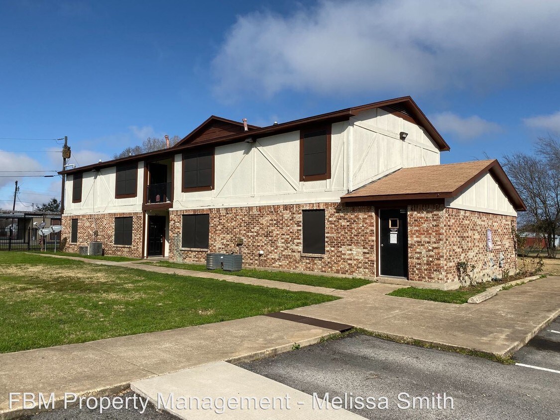 Primary Photo - 300 300 N Wells Dr