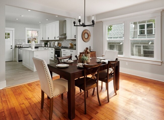 Building Photo - 4 Bed, 3 Bath Remodeled Home Near Mt Tabor Park!