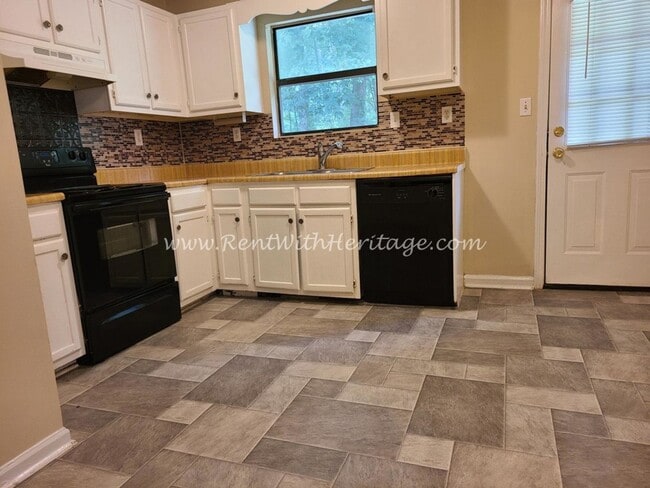 Building Photo - AWESOME STEPLESS BRICK RANCH DUPLEX / PRIV...
