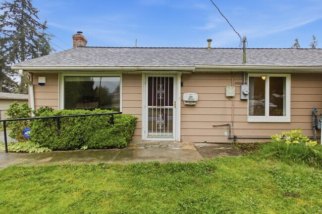 Foto del edificio - Cozy 4-Bedroom Home with Wood Stove & Large Backyard in Mountlake Terrace