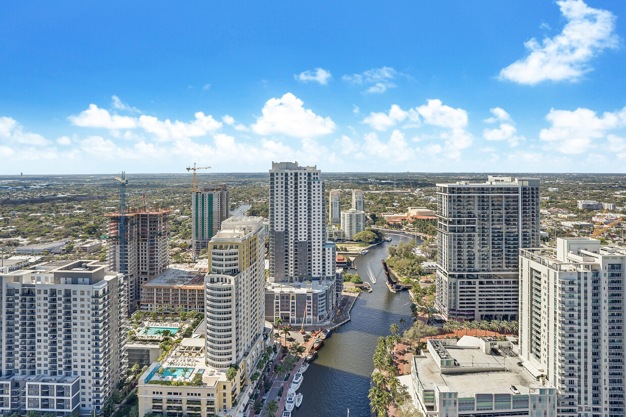 Primary Photo - 333 Las Olas Way