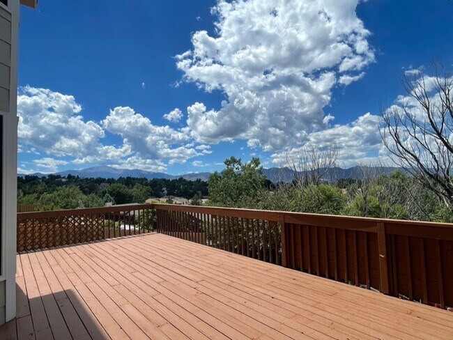 Building Photo - Spectacularly HUGE 6BD Home with Panoramic...