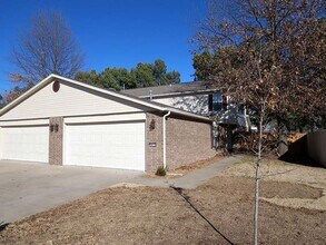 Building Photo - 822-824 N Daisy Ln