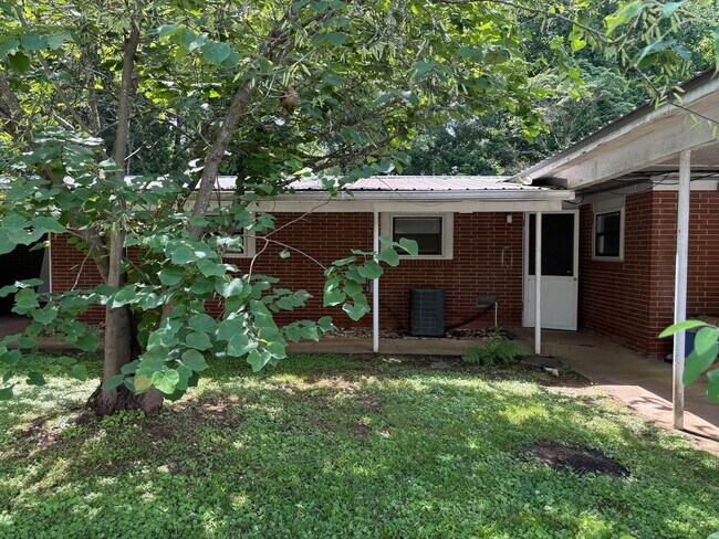 Photo - 2BR/1BA - Duplex located off of South Mill... Apartment