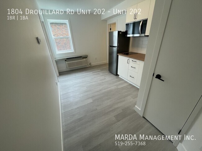 Photo du bâtiment - MODERN BACHELOR UNIT IN EAST WINDSOR! INCLUSIVE W/ FREE INTERNET!!