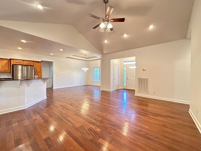 Building Photo - Lovely 3 Bedroom/2 Bathroom Home Nestled N...