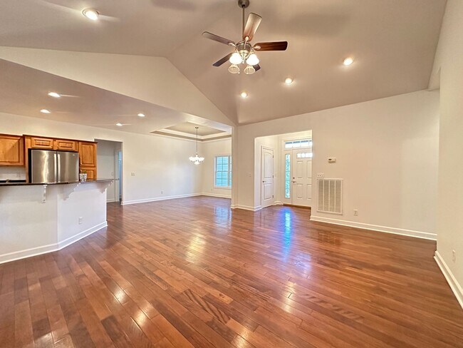 Foto del edificio - Lovely 3 Bedroom/2 Bathroom Home Nestled N...