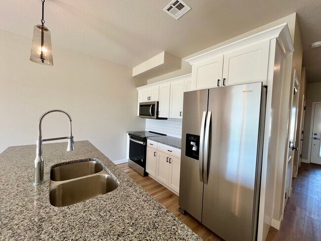Foto del edificio - Modern Townhome with STUNNING Views in West MHK