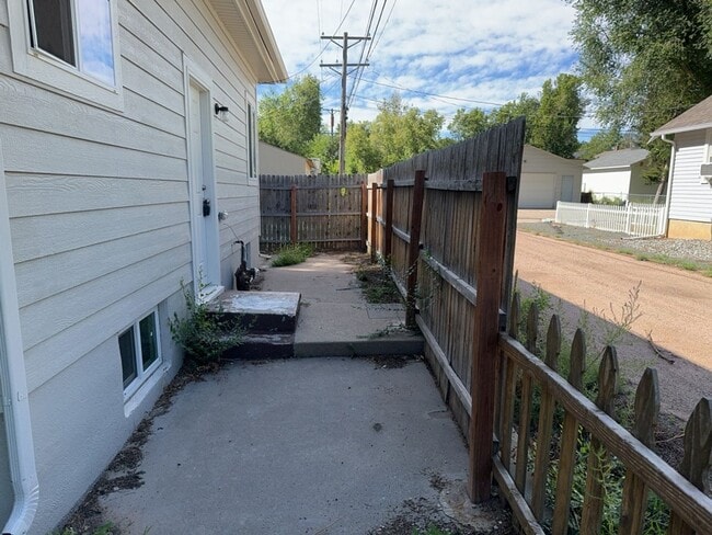 Building Photo - Updated 1 Bed 1 Bath Apartment