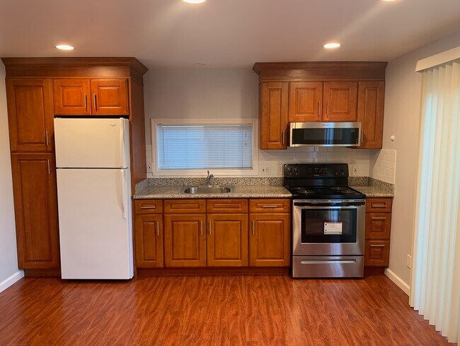 Kitchen - 724 Newman Dr