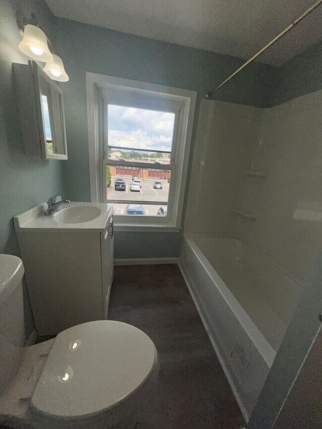 Foto del edificio - Gorgeous 1-bedroom, Top floor!  Apartment in quiet Pittsfield Street