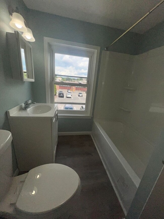 Building Photo - Gorgeous 1-bedroom, Top floor!  Apartment in quiet Pittsfield Street