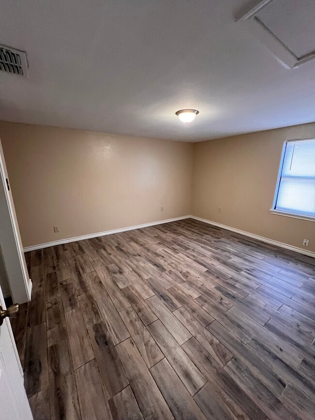 Building Photo - 725 W I Ave