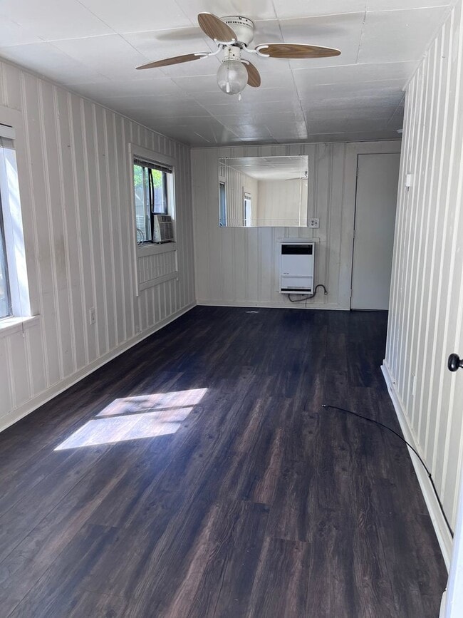 Building Photo - 2 STORY ONE BEDROOM APARTMENT IN PENRYN!