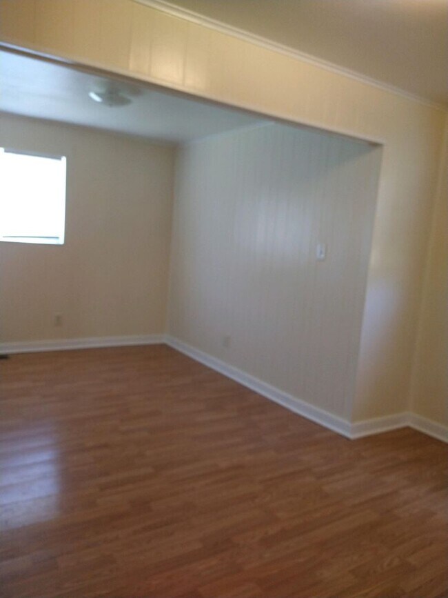 Building Photo - 3 Bedroom and 1.5 Bathroom